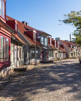 Utforsk Falkenbergs sjarmerende gamleby med butikker, kafeer og historie.