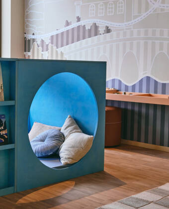 Familievenlig stemning med et særligt legerum.