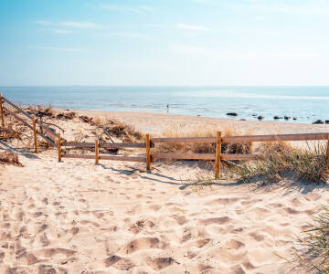 Besøg Skrea strand for sandstrande og forfriskende gåture langs vandet.