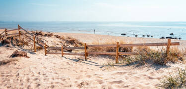 Besuchen Sie den Skrea Strand mit seinen Sandstränden und erfrischenden Spaziergängen am Meer.