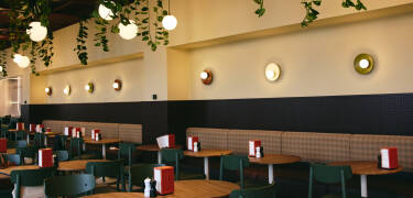 Nyd velsmagende retter i den italienske restaurant på stedet, eller brug drive-through.