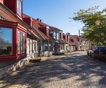 Oplev Falkenbergs charmerende gamle bydel med butikker, caféer og historie.