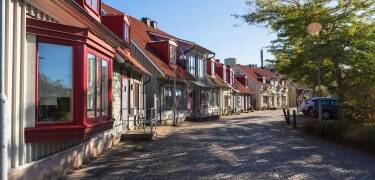 Utforsk Falkenbergs sjarmerende gamleby med butikker, kafeer og historie.