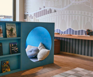 Familievenlig stemning med et særligt legerum.