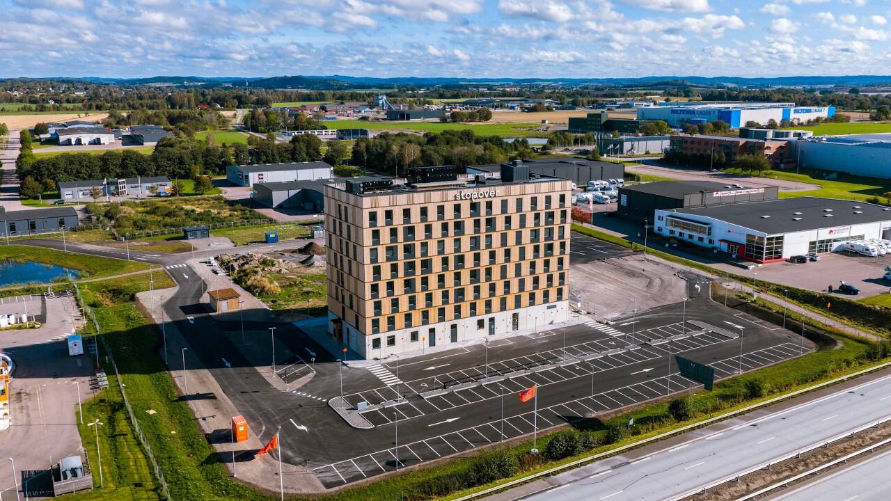 Übernachten Sie in strategischer Lage direkt an der Autobahn E6 mit einfacher Anbindung.