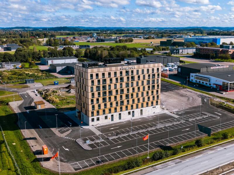 Übernachten Sie in strategischer Lage direkt an der Autobahn E6 mit einfacher Anbindung.