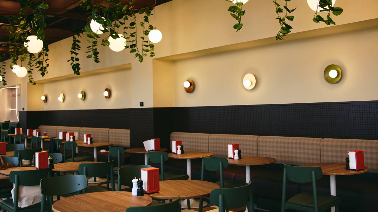 Genießen Sie herzhafte Speisen im hauseigenen italienischen Restaurant mit Drive-in-Option.