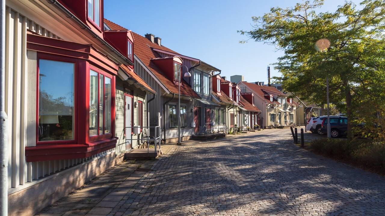 Upptäck Falkenbergs charmiga gamla stad med butiker, caféer och historia.