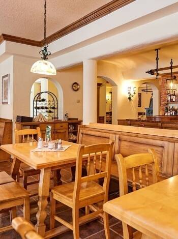 Njut av österrikiska och internationella rätter i den inbjudande restaurangen.