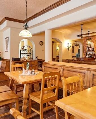 Nyt østerriksk og internasjonal mat i den innbydende restauranten.