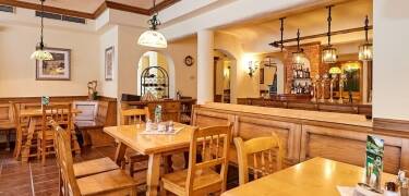Njut av österrikiska och internationella rätter i den inbjudande restaurangen.