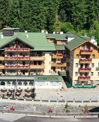 Bo på ett hemtrevligt, traditionellt fyrstjärnigt hotell mitt i charmiga Filzmoos.