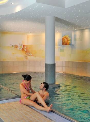 Slappna av i wellnessavdelning och pool efter en dag bland bergen.