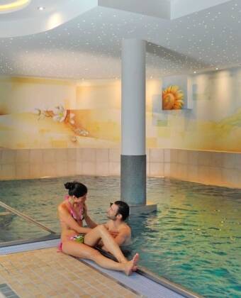 Slap af i poolen og wellnessområdet efter en dag i bjergene.
