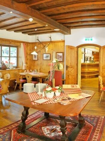 Genießen Sie regionale Spezialitäten und ein abwechslungsreiches Buffet im charmanten Hotelrestaurant.