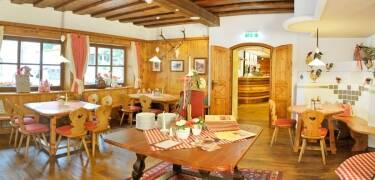 Nyt regionale smaker og en variert buffet i hotellets hyggelige restaurant.