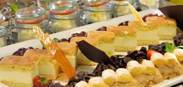 Verwöhnen Sie sich mit köstlichen hausgemachten Kuchen aus der hoteleigenen Patisserie.