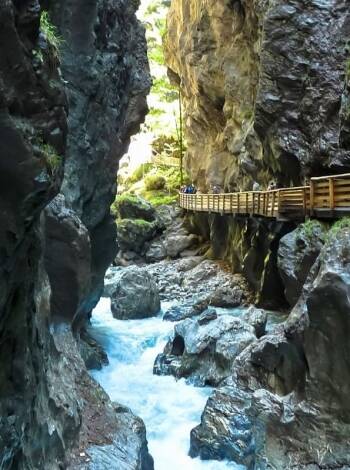 Erleben Sie Abenteuer beim Paragliding, Rafting oder Canyoning in atemberaubender Natur.