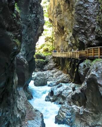 Erleben Sie Abenteuer beim Paragliding, Rafting oder Canyoning in atemberaubender Natur.