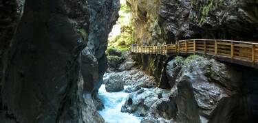 Oplev eventyr med paragliding, rafting eller canyoning i den fantastiske natur.