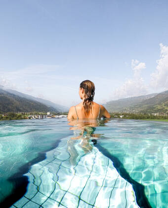 Slap af i Therme Amadé i nærliggende Altenmarkt – spa, pools, rutsjebaner og wellnessområder, perfekt også på regnvejrsdage.