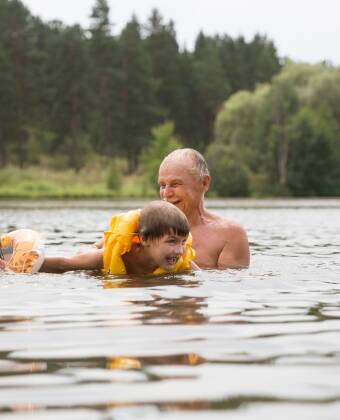 På sommaren kan du besöka Erlebnisbadesee Eben – med klart vatten, vattenrutschkanor, barnpooler och hopptorn.