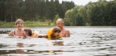 På sommaren kan du besöka Erlebnisbadesee Eben – med klart vatten, vattenrutschkanor, barnpooler och hopptorn.