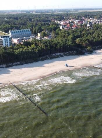 Das PINEA Resort überzeugt durch seine exzellente Lage – nur wenige Schritte vom breiten Sandstrand entfernt.