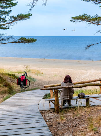 Ta rofyllda promenader längs kusten genom tallskogar – vackra leder tar dig direkt till sandstranden.