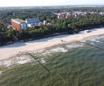 PINEA Resort har ett fantastiskt läge, bara några steg från en bred, sandig strand.