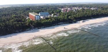 PINEA Resort har en fantastisk beliggenhet, bare noen skritt fra en bred og innbydende sandstrand.