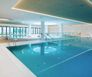 Der Innenpoolbereich ist hell, modern und einladend – ideal zum Schwimmen bei jedem Wetter.