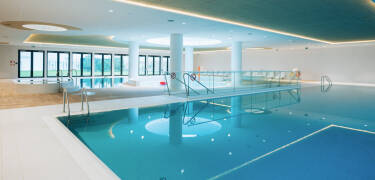 Der Innenpoolbereich ist hell, modern und einladend – ideal zum Schwimmen bei jedem Wetter.