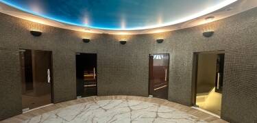 Du finner flere badstuer, dampbad og boblebad i hotellets flotte spa-avdeling.