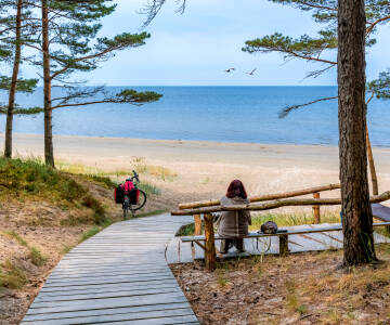 Erkunden Sie die Küste bei entspannten Spaziergängen durch Kiefernwälder – direkt bis zum Sandstrand.