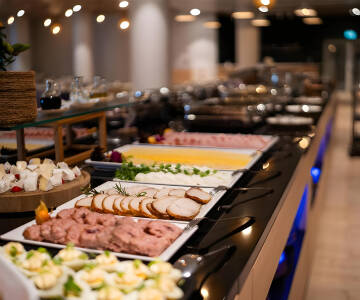 Nyd en lækker og varieret aftenbuffet med noget for enhver smag.