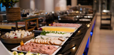Freuen Sie sich auf ein hochwertiges, abwechslungsreiches Abendbuffet mit Auswahl für jeden Geschmack.