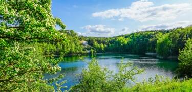 Steder som den turkise innsjøen i Wolin nasjonalpark er perfekte for en hyggelig dagstur.