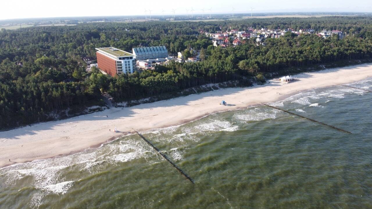 PINEA Resort boasts an excellent location, just steps away from a wide, sandy beach.