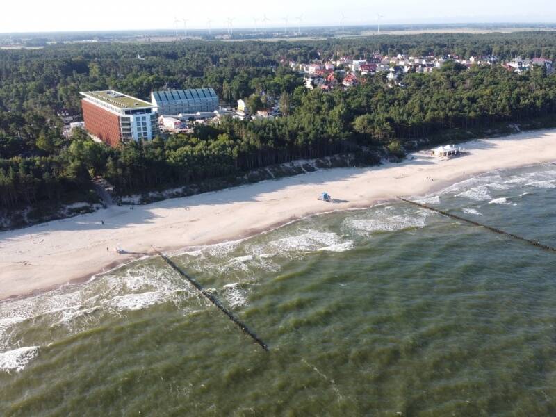 PINEA Resort boasts an excellent location, just steps away from a wide, sandy beach.