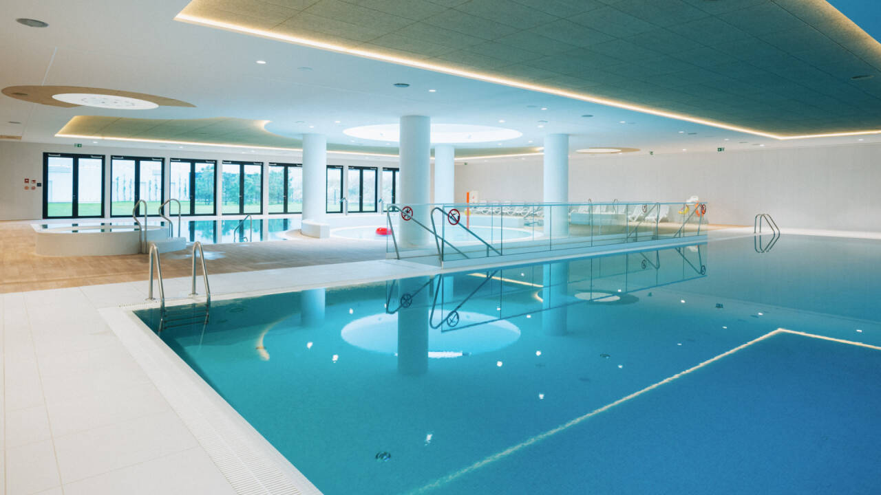 Det indendørs poolområde er lyst, moderne og indbydende – perfekt til en svømmetur året rundt uanset vejret.