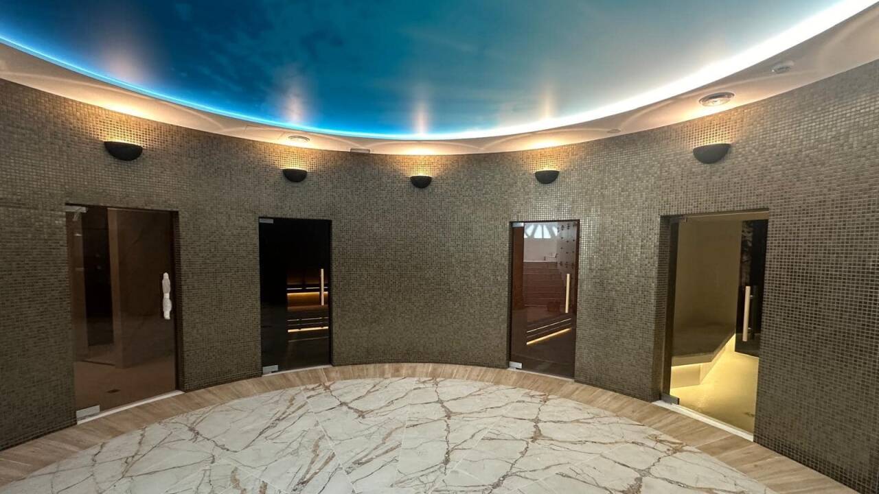 Du finder flere saunaer, dampbad og jacuzzier i hotellets skønne spaområde.