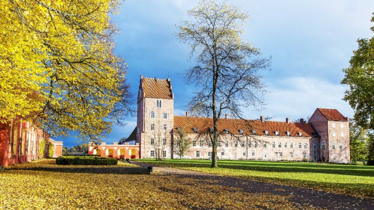 Besøg Bäckaskogs Slot som har en smuk beliggendenhed på tangen mellem Ivösøen og Oppmannasøen og en meget populær destination.