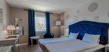 Alla hotellets rum är omsorgsfullt inredda i ljusa färger, allt för att göra er vistelse så bekväm som möjligt.