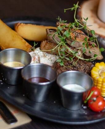 Das hoteleigene Restaurant The Steakhouse bietet Leckeres vom Grill.
