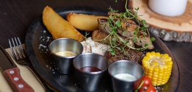Das hoteleigene Restaurant The Steakhouse bietet Leckeres vom Grill.