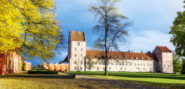 Besök Bäckaskogs Slott som är vackert beläget mellan Ivösjön och Oppmannasjön.