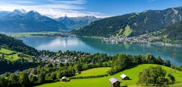 Zell søen byder på krystalklart vand, udsigt til bjergene og perfekte steder at svømme eller slappe af.