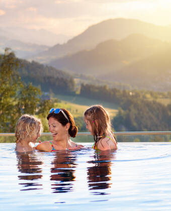 Bara några minuter från hotellet ligger Tauern Spa i Kaprun, där du kan njuta av ångande pooler medan Alperna reser sig runt omkring dig.