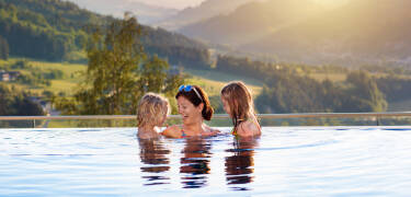 Bara några minuter från hotellet ligger Tauern Spa i Kaprun, där du kan njuta av ångande pooler medan Alperna reser sig runt omkring dig.